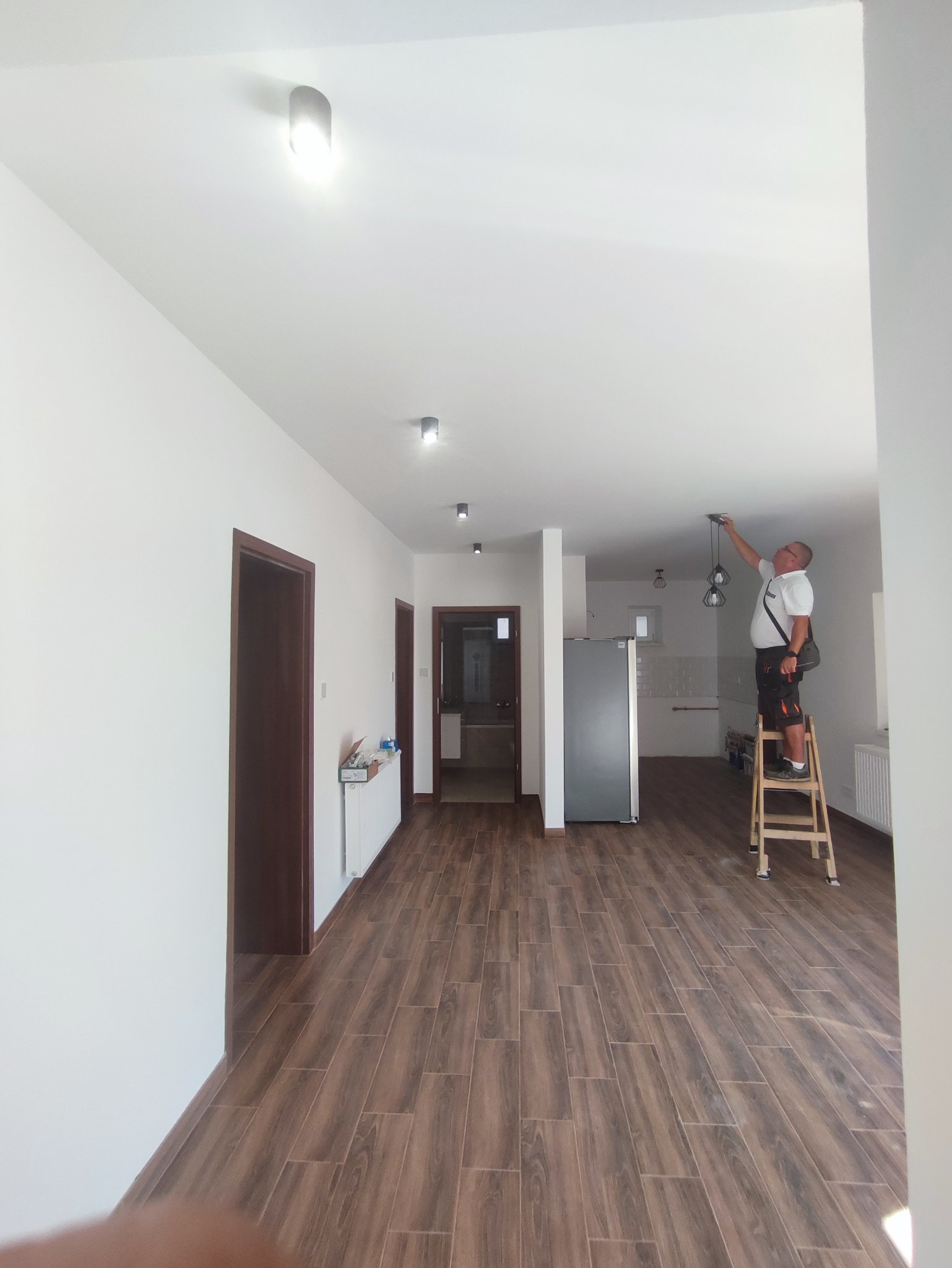 Lakás villanyszerelés, szerelvényezés, lámpázás, lámpa felrakás