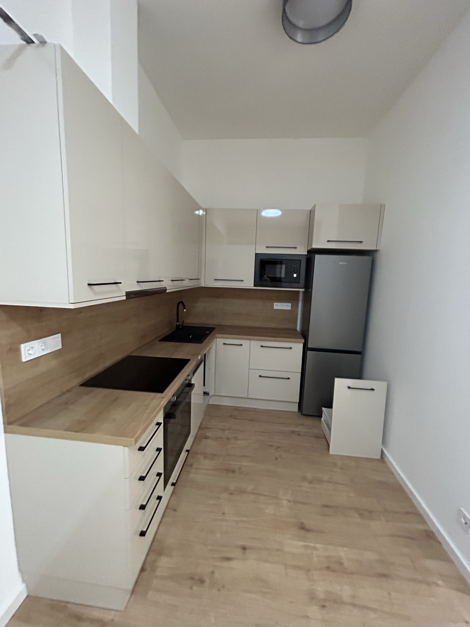 lakás villanyszerelés, LED szallag, konyha világítás, pultvilágítás